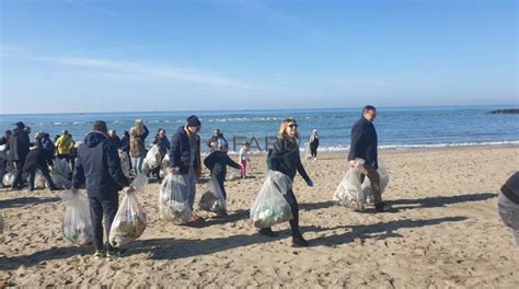 C E Un Mare Di Plastica Di Cui Possiamo Fare A Meno I Volontari Di