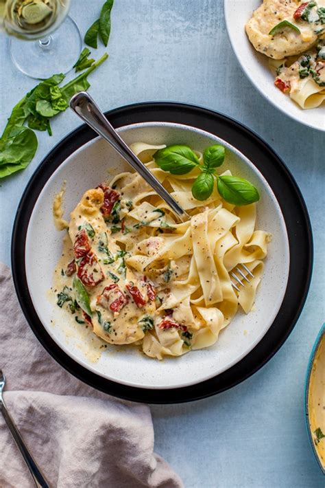 CREAMY TUSCAN CHICKEN WITH SPINACH AND SUN DRIED TOMATOES UNDER 30