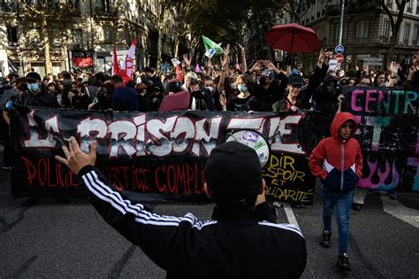 Des Milliers De Manifestants Contre Les Violences Policières