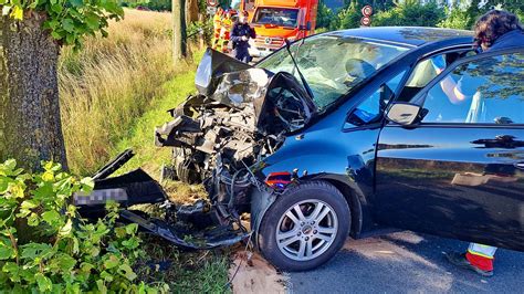 B Ses Erwachen F R M Den Fahrer Auto Kracht Auf B Bei Soest Gegen Baum