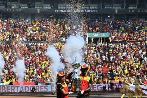 Landim E Dirigentes Do Flamengo Fazem 22 Com As Mãos Em Campo Em