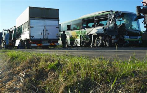 バスとトラックが正面衝突し5人が死亡 北海道八雲町 写真特集19 毎日新聞