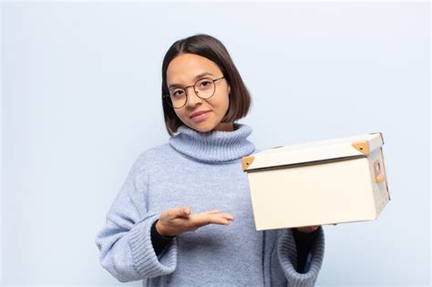 Joven Mujer Latina Sonriendo Alegremente Sinti Ndose Feliz Y Mostrando Un Concepto En El