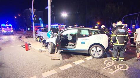 Drivenow Fahrer F Hrt Bei Rot Und L St Schweren Unfall Aus