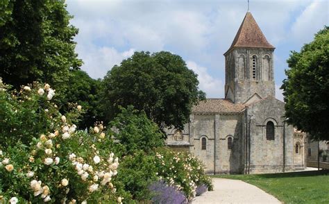 Saint Hilaire et les églises romanes Office de tourisme du Pays Mellois