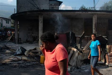 Hombres Armados Atacan Estaciones Policiales Cercanas Al Palacio