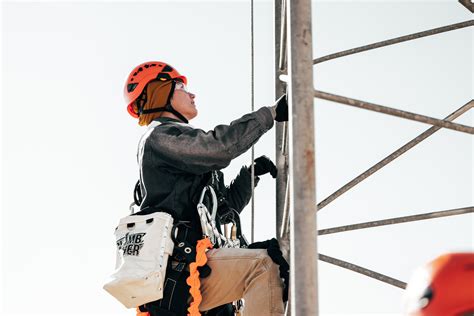 how to become a tower technician