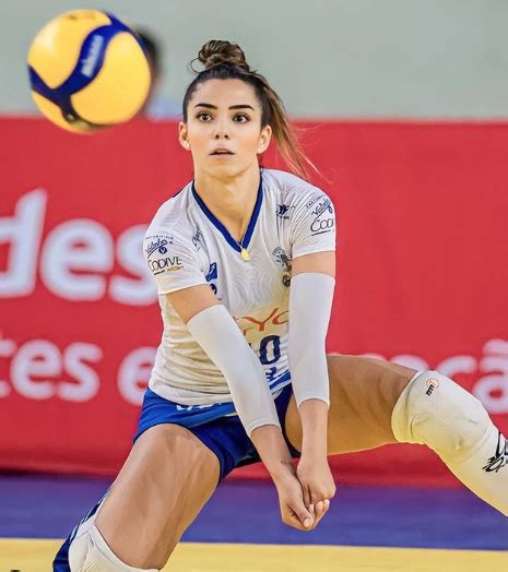 Vẻ nóng bỏng của hot girl bóng chuyền tố Neymar gạ tình