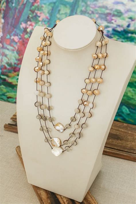 Colar mix de cristais em tons nude e madrepérola marrons Magrini Joias