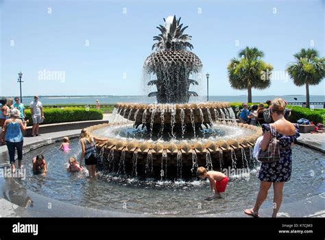 Pineapple fountain in Waterfront Park in Charleston, South Carolina ...