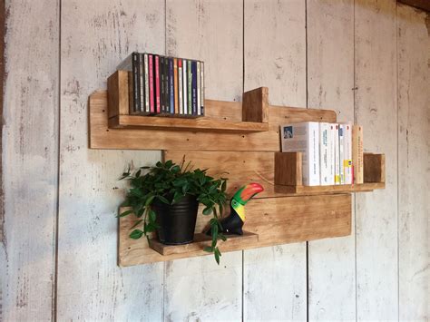 Etagère murale réalisée entièrement en bois de palettes de récup avec 3