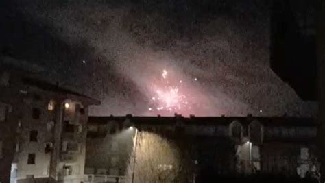 Capodanno botti e fuochi incendio cassonetto a Mondovì giovane