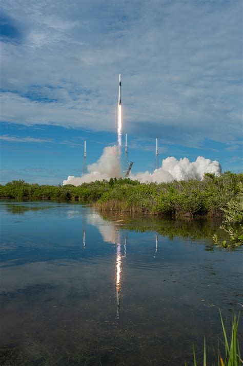 Ksc Ph Apg A Spacex Falcon Rocket Lifts Flickr