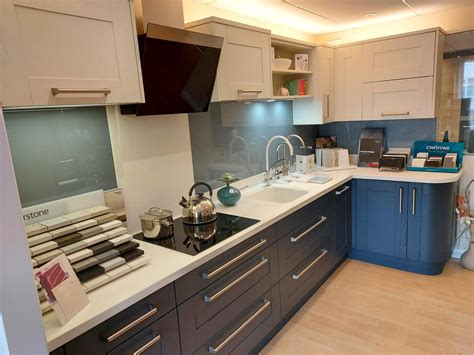 Ex Display Mereway Lincoln Oak Kitchen With Corian Worktops The Used