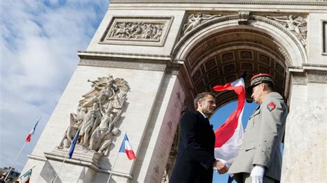 Des Clairons Et Des Cloches Sombres Marquent Le Jour De L Armistice