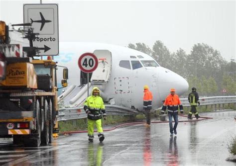 Aereo Esce Di Pista Allaeroporto Di Bergamo Nessun Ferito Traffico