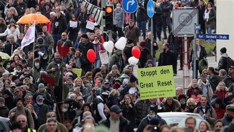 Enfrentamientos Entre Polic A Y Manifestantes Opuestos A Restricciones