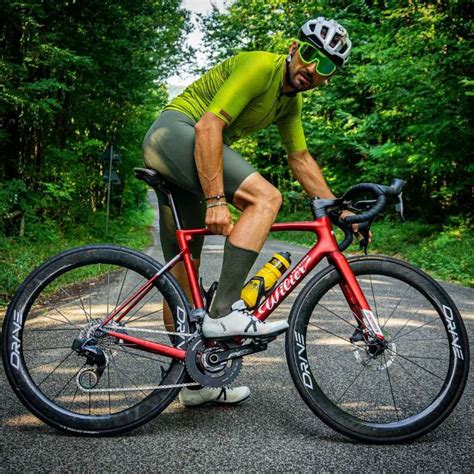 A red Wilier Triestina Zero SLR climbing bike - Elitewheels