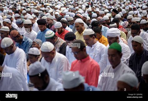 Le peuple musulman offre la prière à une Eidgah pour démarrer le