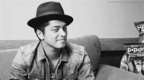 Bruno Mars Smile GIF - Bruno Mars Smile Uh Huh - Discover & Share GIFs