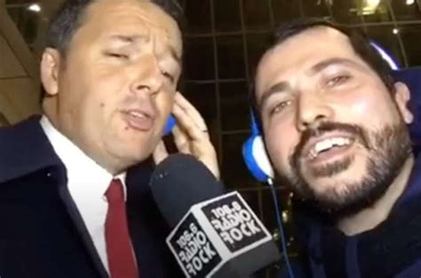 Matteo Renzi Canta Si Puo Dare Di Piu A Radio Rock Dago Fotogallery