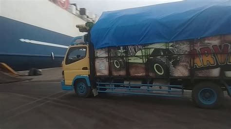 Truck Long Cassis Naik Kapal Km Mutiara Timur Di Pelabuhan Panjang