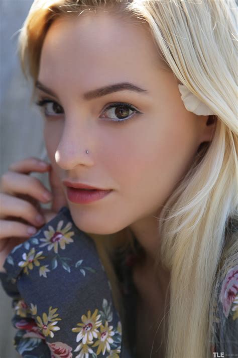 AMATEUR GIRL Thelifeerotic Stunning Kira W High