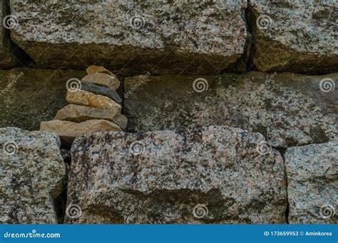 Piramide Di Rocce Nel Muro Della Fortezza Immagine Stock Immagine Di