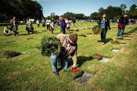 Houston National Cemetery Sees Thousands Of Visitors Laying Wreaths