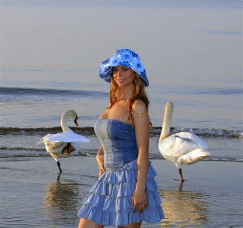 Het Meisje Van De Blonde Op Het Strand Stock Foto Image Of Zomer Mode