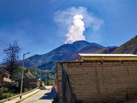 Volcán Ubinas IGP recomienda elevar el nivel de alerta de amarillo a