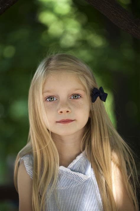 Portrait D Une Belle Petite Fille Blonde Trois Ans Photo Stock Image