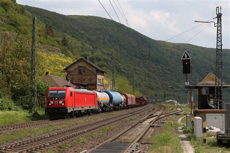 187 183 mit einem gemischten Güterzug bei der Einfahrt in Kaub am Rhein