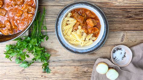 Gulasch Das Klassische Eintopf Rezept Mit Schwein Und Rindfleisch