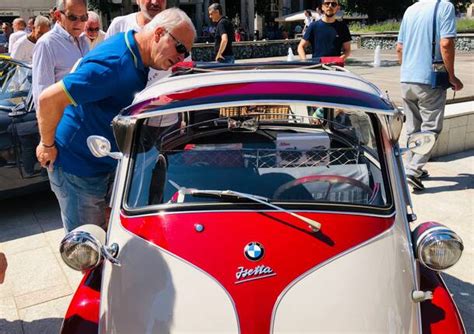 Rombano I Motori In Piazza San Magno A Legnano Per Il Raduno Dauto D