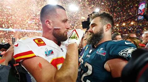 Travis Kelce Jason Kelce Locked In Brotherly Clinch After Eagles Beat