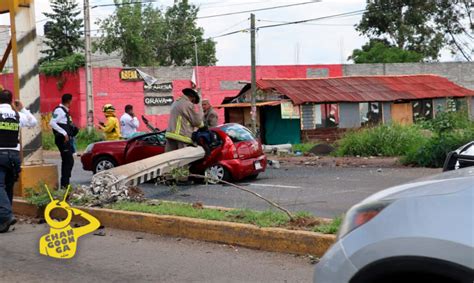 Morelia Poste Que Ya Había Sido Impactado Por Auto Colapsa Sobre