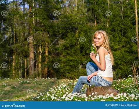 Blonde Frau Der Junge Recht Auf Einer Wiese Stockbild Bild von aktivität blumen 47676071