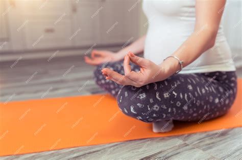 Premium Photo Meditating On Maternity Concept Pregnant Woman