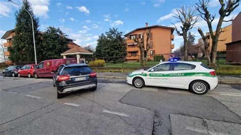 Peschiera La Polizia Locale Li Insegue Si Schiantano Contro Auto In