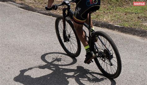 Cade Malamente Dalla Sua Mountain Bike Ferita Ciclista