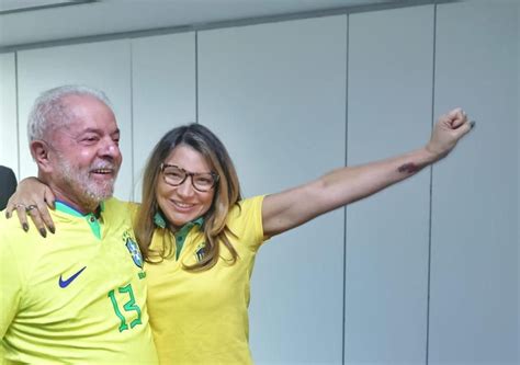 Lula comemora vitória do Brasil na sede da transição Sexta tem mais