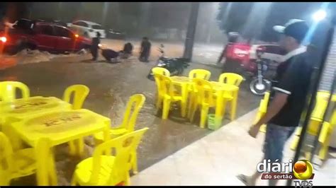 Água invade casas e comércios durante forte chuva em Cajazeiras