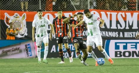 Dentro de um Barradão lotado Vitória e Juventude começaram