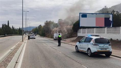 Arde una furgoneta mientras circulaba por la carretera de Córdoba