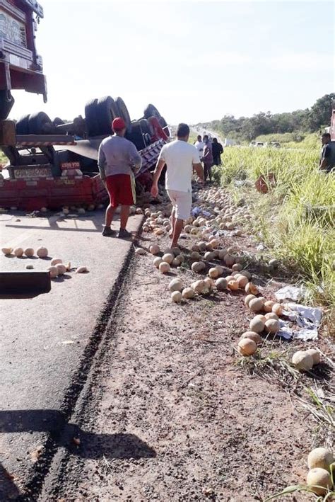 Caminh O Carregado De Mel O Tomba E Causa Congestionamento Na Grande