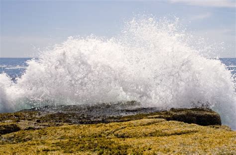 Ondas Que Causam Um Crash Em Rochas Foto De Stock Imagem De Nave