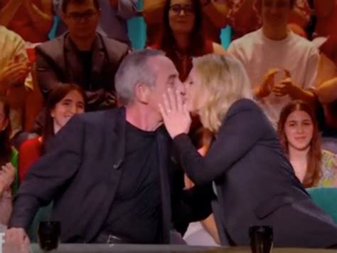 Audrey Crespo Mara et Thierry Ardisson échangent un doux baiser dans