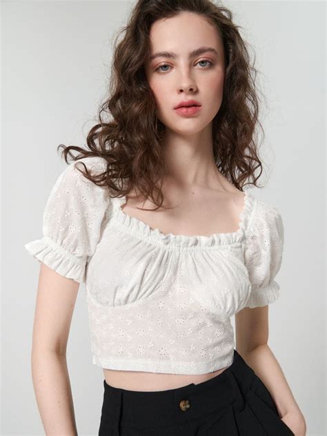 Crop top ażurowy Kolor biały SINSAY 4787F 00X