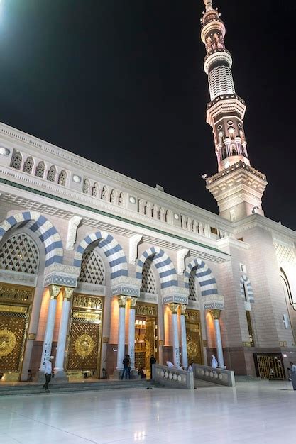 Premium Photo | Al-masjid an-nabawi at night